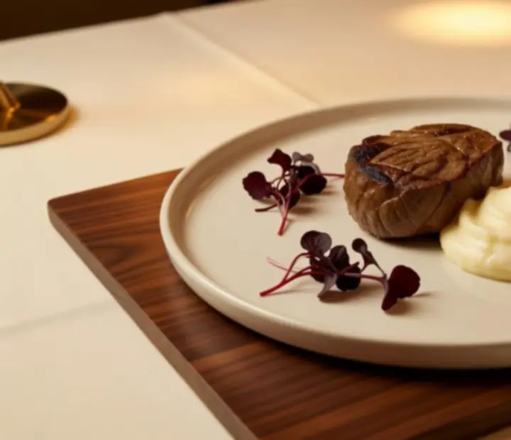 Elegánsan tálalt prémium steak tányér a Balatorix étteremben